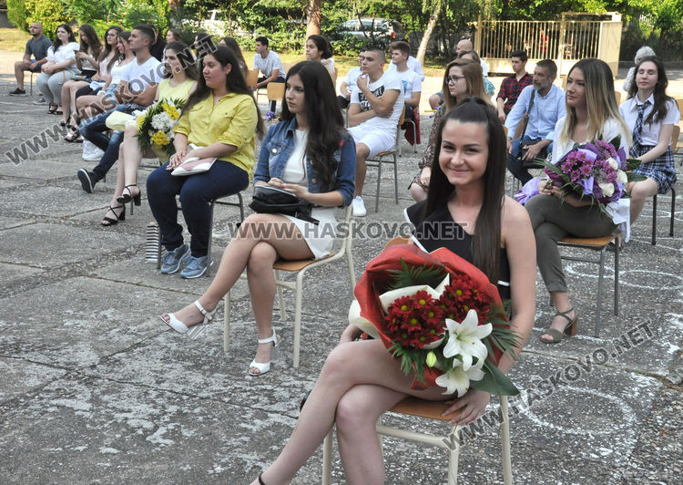 На тържествена церемония тази вечер се дипломираха зрелостниците от Езиковата гимназия