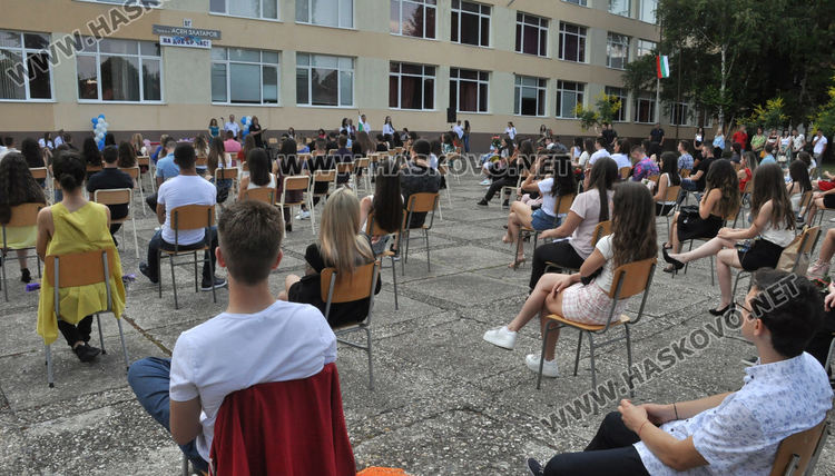 На тържествена церемония тази вечер се дипломираха зрелостниците от Езиковата гимназия