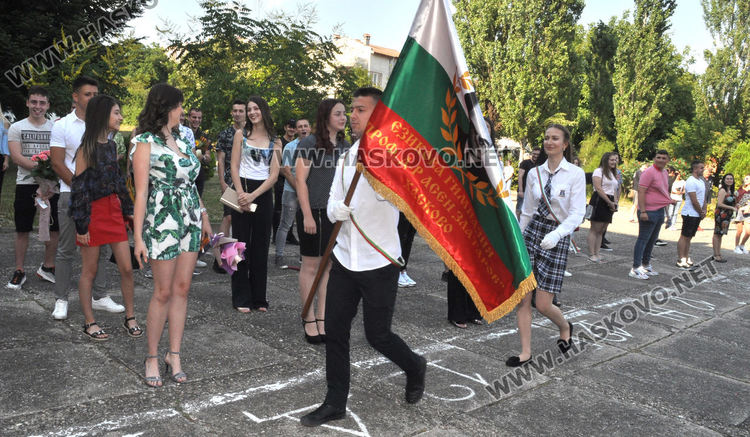 На тържествена церемония тази вечер се дипломираха зрелостниците от Езиковата гимназия
