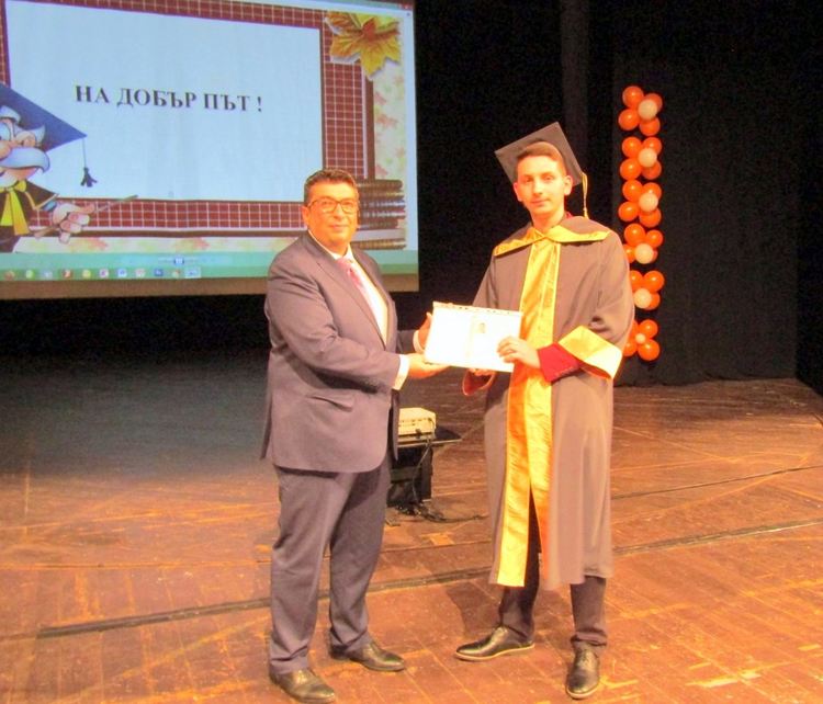 40 млади специалисти се дипломираха в 60-тата юбилейна година на ПГИ „Карл Маркс“-Смолян
