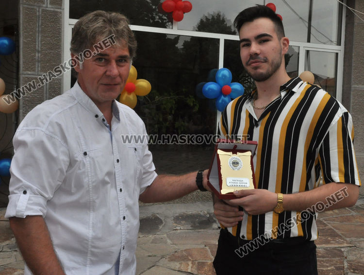 Директорът Цанко Цанков и отличникът Ясим Якуб