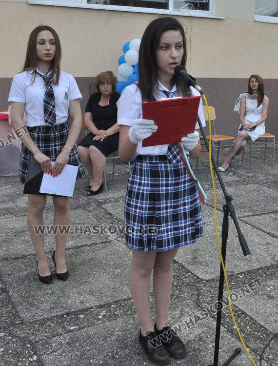 На тържествена церемония тази вечер се дипломираха зрелостниците от Езиковата гимназия