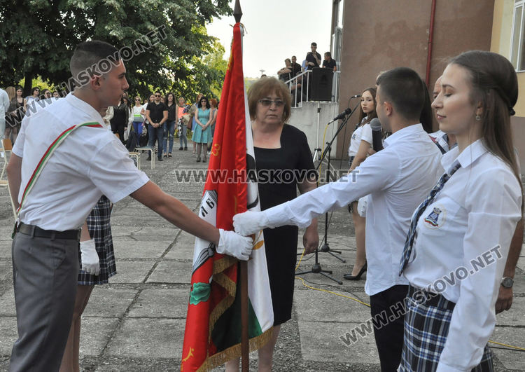 На тържествена церемония тази вечер се дипломираха зрелостниците от Езиковата гимназия