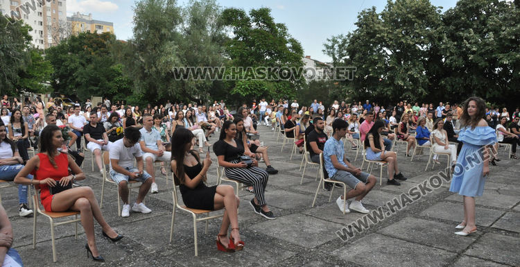 На тържествена церемония тази вечер се дипломираха зрелостниците от Езиковата гимназия