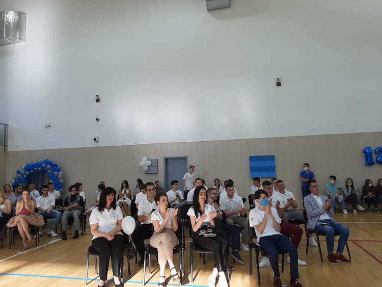 12 а клас са решили вместо пари за бални тоалети да дарят средствата за лечението на Радина и Денислав от Смилян. Така те събрали 820 лв. и подкрепили лечението на дечицата