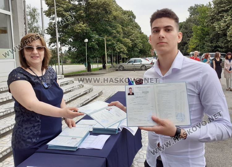 Шестима са вече студенти от випуск 2020 на ПГТАТ „Н. Й. Вапцаров“