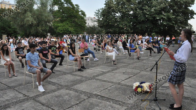 На тържествена церемония тази вечер се дипломираха зрелостниците от Езиковата гимназия