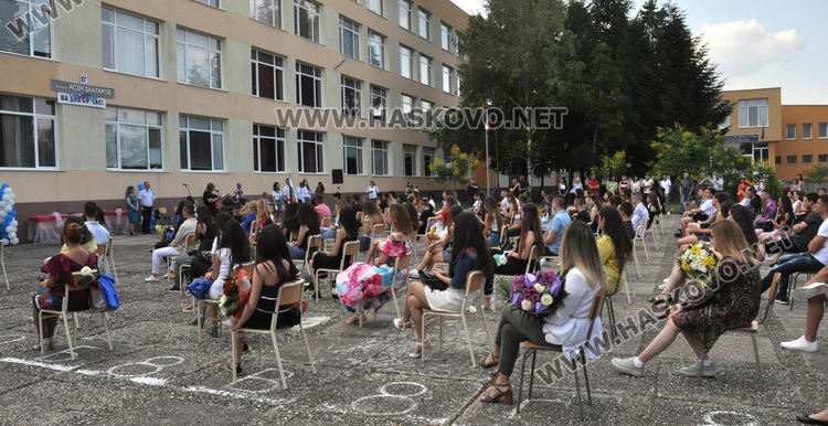 На тържествена церемония тази вечер се дипломираха зрелостниците от Езиковата гимназия