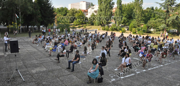 На тържествена церемония тази вечер се дипломираха зрелостниците от Езиковата гимназия