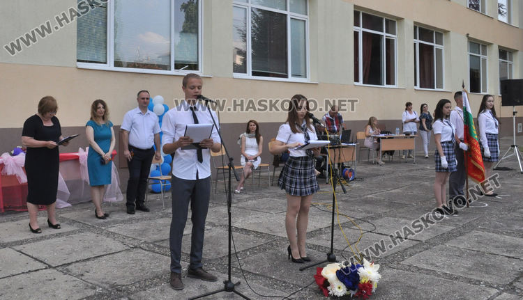 На тържествена церемония тази вечер се дипломираха зрелостниците от Езиковата гимназия