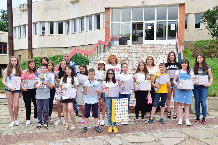                        Пъстри детски рисунки украсиха двора на ОДК