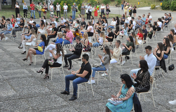 На тържествена церемония тази вечер се дипломираха зрелостниците от Езиковата гимназия