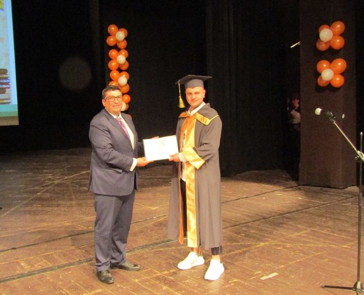 40 млади специалисти се дипломираха в 60-тата юбилейна година на ПГИ „Карл Маркс“-Смолян