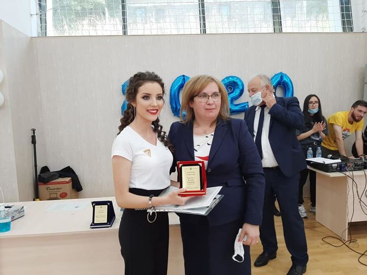 Василена Паричкова от 12а клас е с две оценки 6,00 на двете матури. Тя е номинирана за почетното отличие Национална диплома – за отличен успех от всички учебни предмети, вписани в дипломата за средно образование и за изявени способности в областта на науките, технологиите, изкуствата и спорта