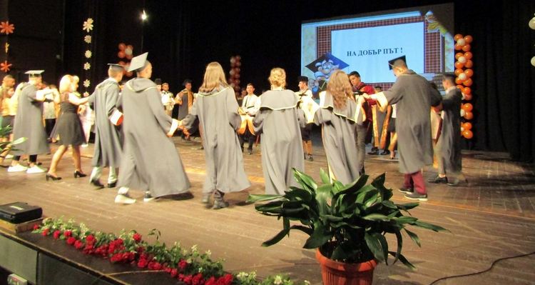 40 млади специалисти се дипломираха в 60-тата юбилейна година на ПГИ „Карл Маркс“-Смолян