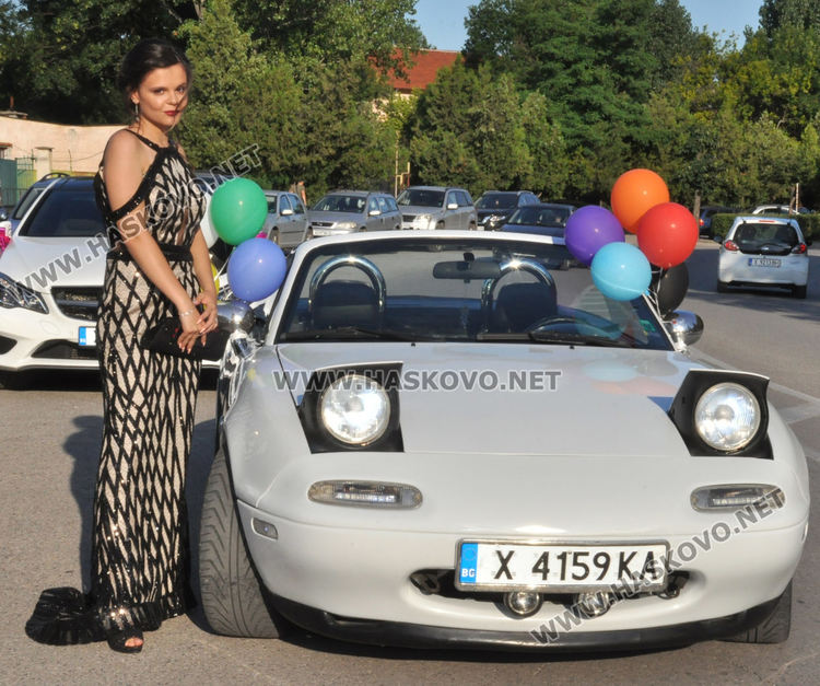 Абитуриентите на „Васил Левски” дадоха старт на баловете в Хасково