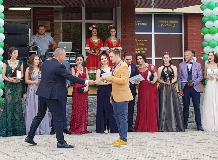 Абитуриентите на „Златаров“ получиха дипломите си в деня на бала