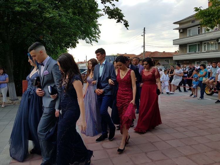 Абитуриентите на „Златаров“ получиха дипломите си в деня на бала