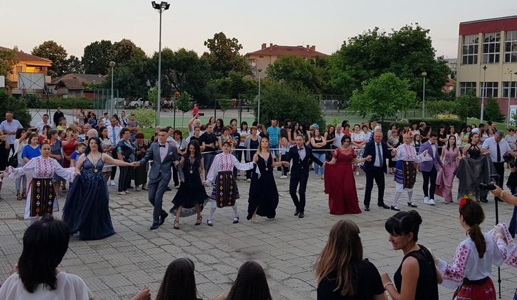 Абитуриентите на „Златаров“ получиха дипломите си в деня на бала