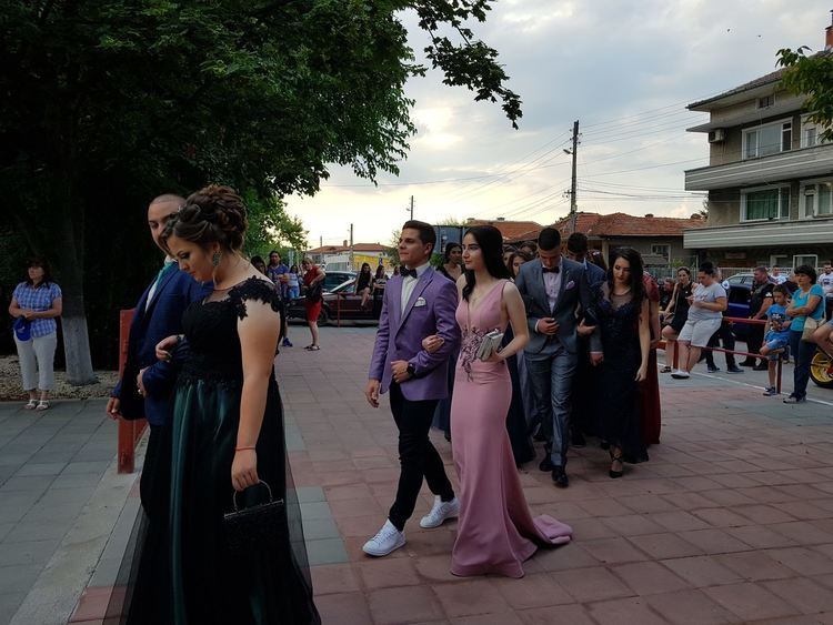 Абитуриентите на „Златаров“ получиха дипломите си в деня на бала