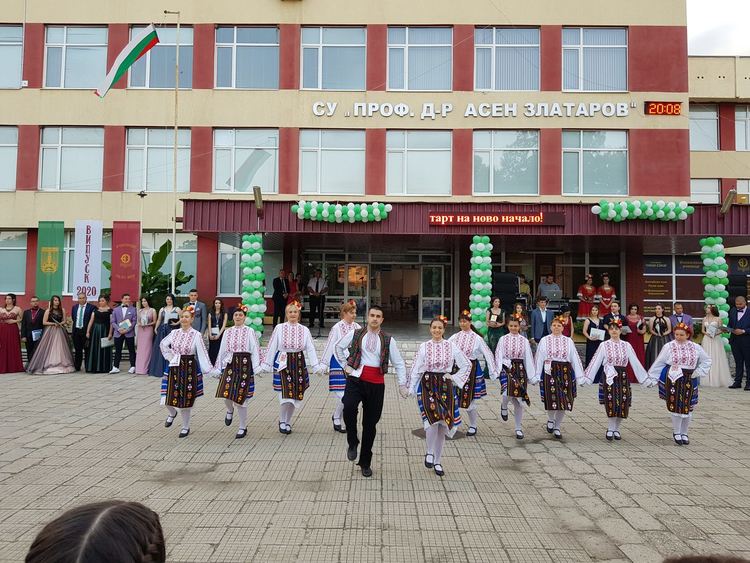 Абитуриентите на „Златаров“ получиха дипломите си в деня на бала