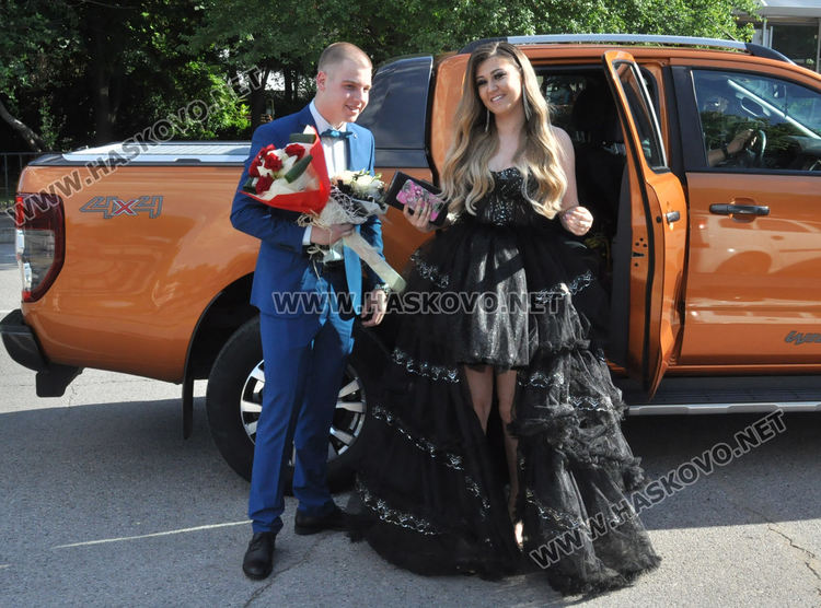 Абитуриентите на „Васил Левски” дадоха старт на баловете в Хасково