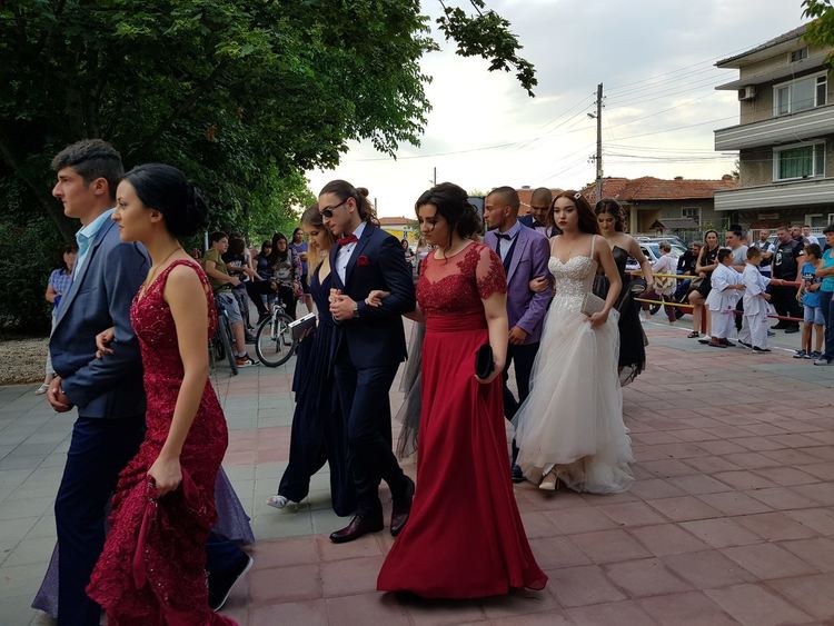 Абитуриентите на „Златаров“ получиха дипломите си в деня на бала