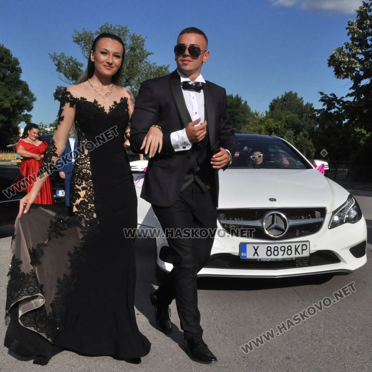 Абитуриентите на „Васил Левски” дадоха старт на баловете в Хасково