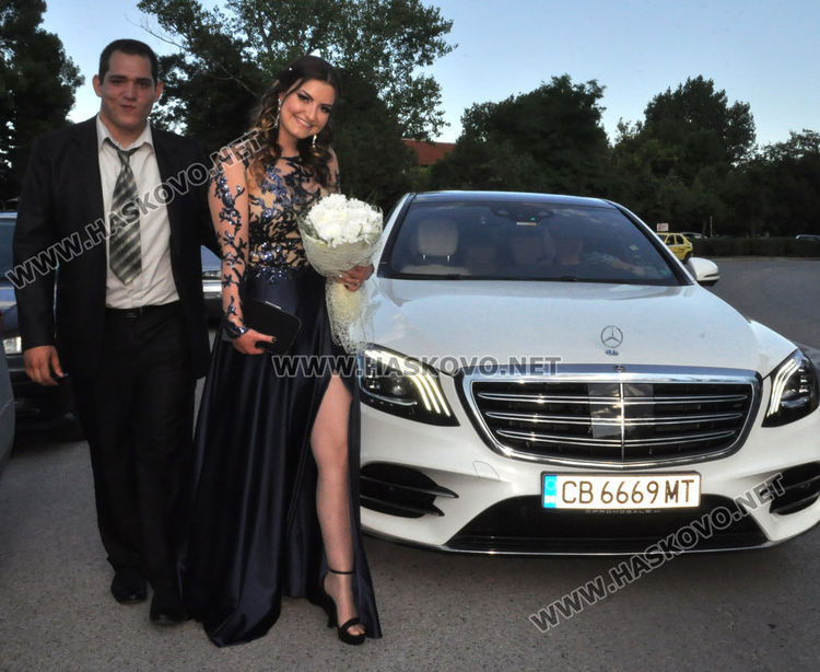 Абитуриентите на „Васил Левски” дадоха старт на баловете в Хасково