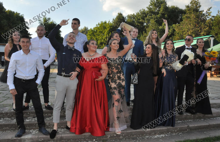 Абитуриентите на „Васил Левски” дадоха старт на баловете в Хасково