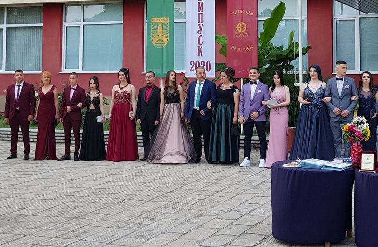 Абитуриентите на „Златаров“ получиха дипломите си в деня на бала