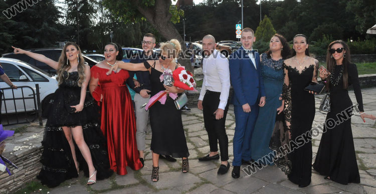 Абитуриентите на „Васил Левски” дадоха старт на баловете в Хасково