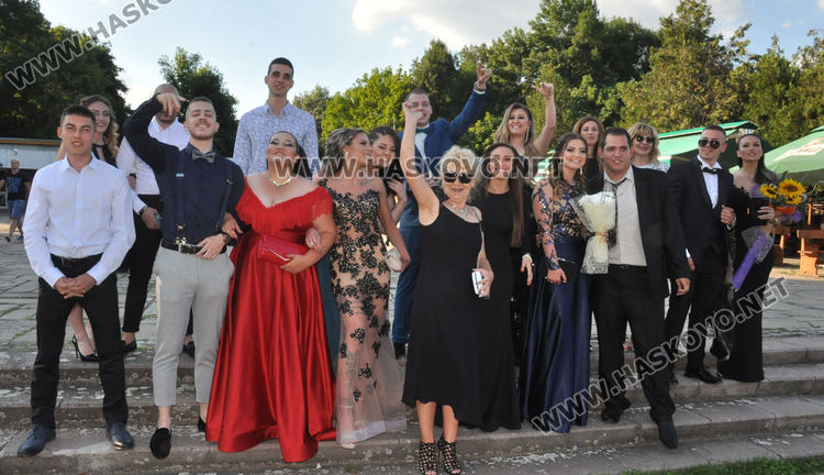 Абитуриентите на „Васил Левски” дадоха старт на баловете в Хасково