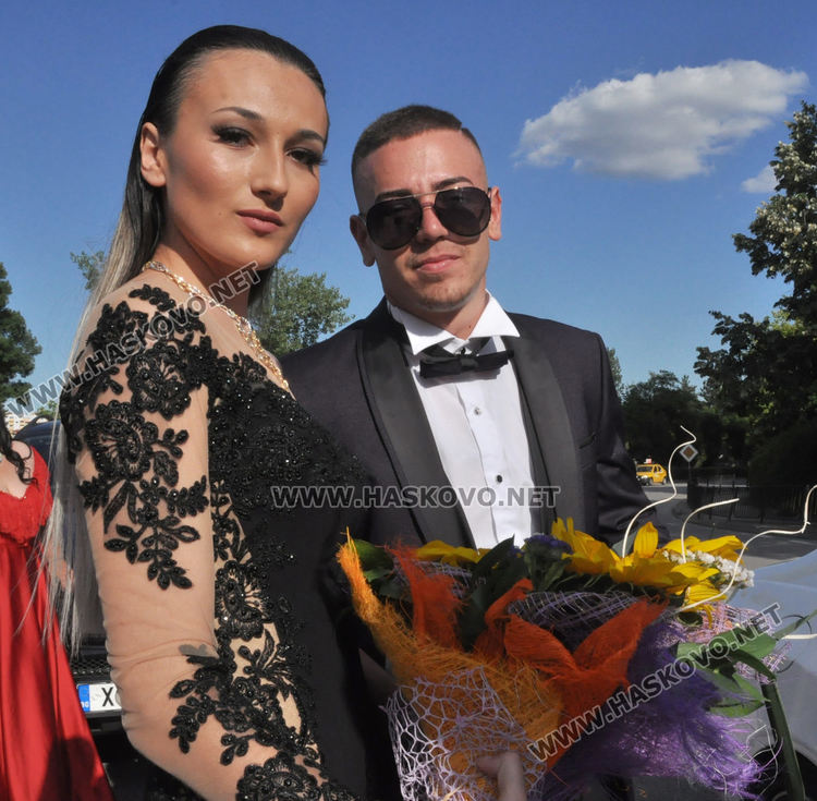 Абитуриентите на „Васил Левски” дадоха старт на баловете в Хасково