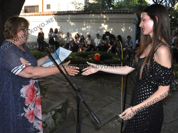 35 зрелостници от Езиковата получиха немски дипломи