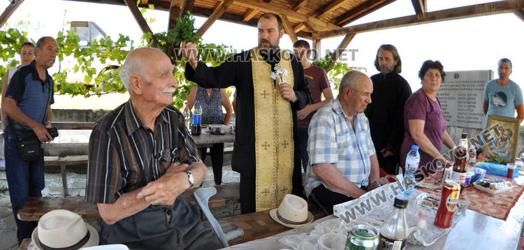 На Петровден раздадоха курбан за здраве до параклиса край Конуш