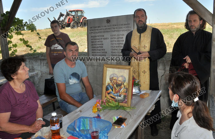 На Петровден раздадоха курбан за здраве до параклиса край Конуш