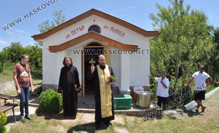 На Петровден раздадоха курбан за здраве до параклиса край Конуш