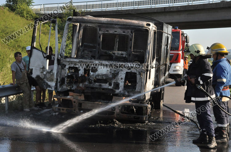 Камион се запали в движение край Хасково