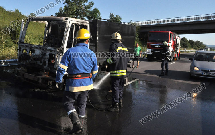 Камион се запали в движение край Хасково