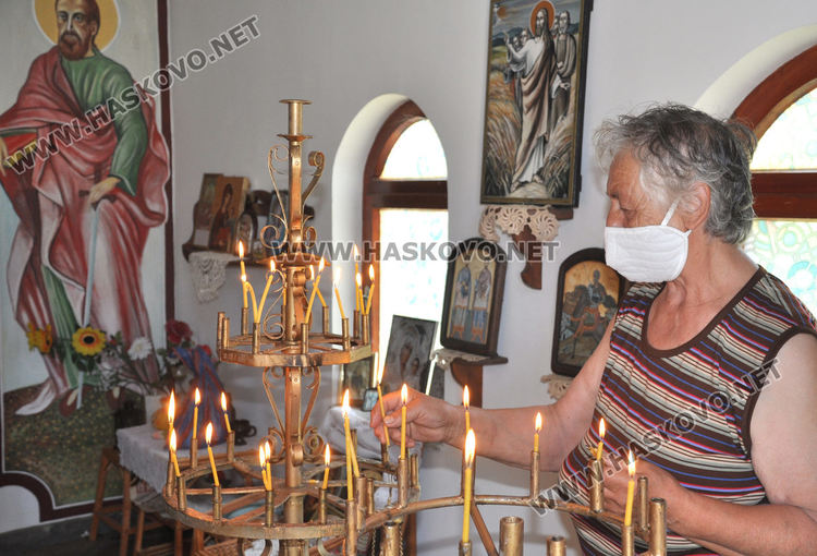 На Петровден раздадоха курбан за здраве до параклиса край Конуш