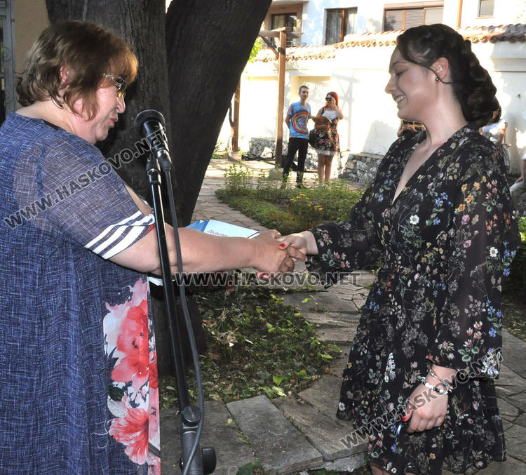 35 зрелостници от Езиковата получиха немски дипломи