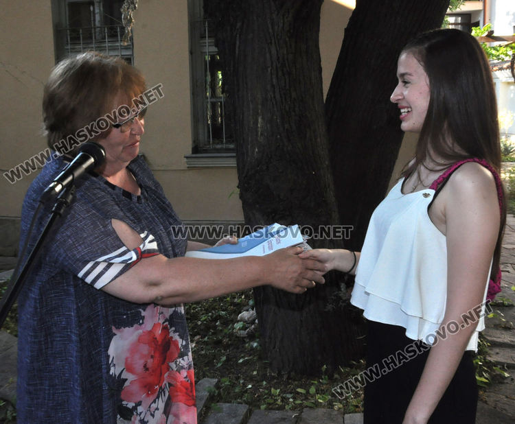 35 зрелостници от Езиковата получиха немски дипломи