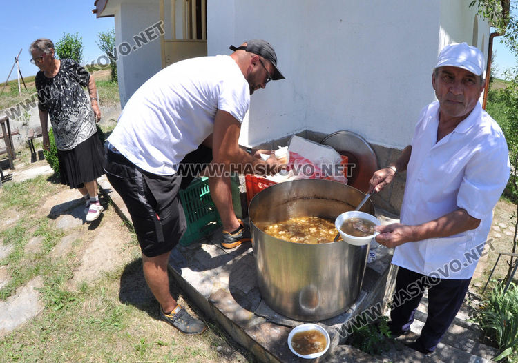 На Петровден раздадоха курбан за здраве до параклиса край Конуш
