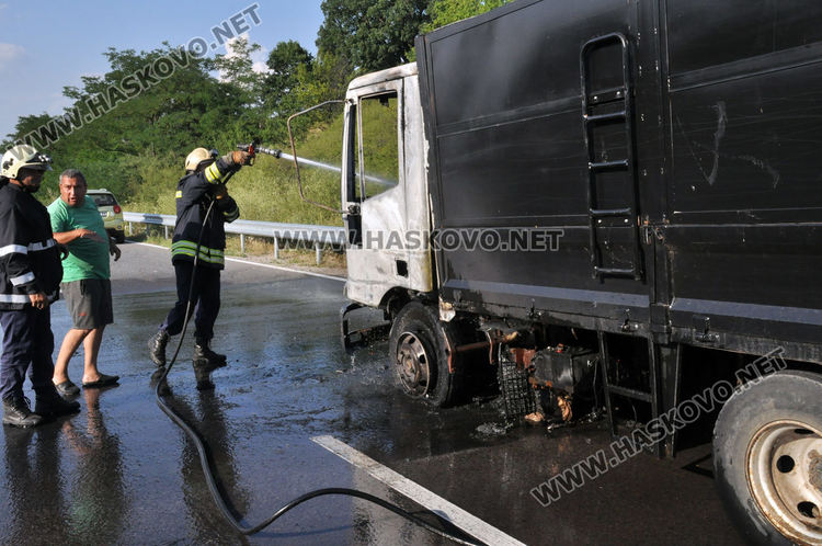 Камион се запали в движение край Хасково