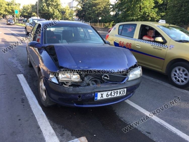 Опел се разби в Ауди на „Васил Левски”