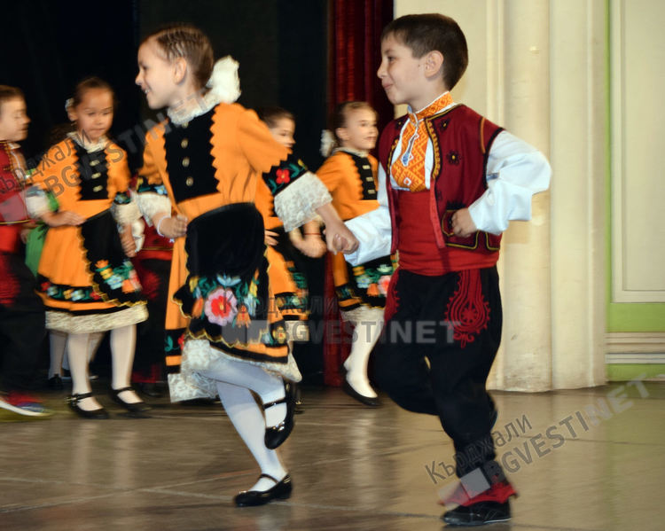 Творческите колективи към Дома на културата представят концерт под мотото „С  ТАЛАНТ И ЛЮБОВ КЪМ ИЗКУСТВОТО“