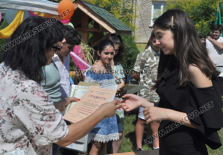 Песни, танци и сълзи за изпращането на седмокласниците в Конуш (видео)