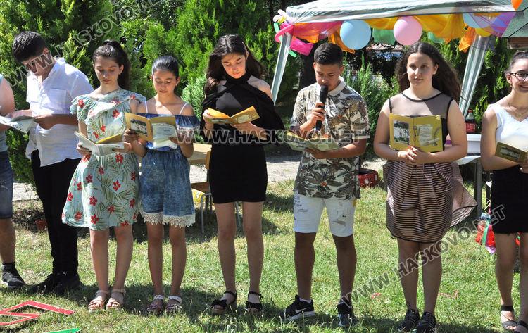 Песни, танци и сълзи за изпращането на седмокласниците в Конуш (видео)