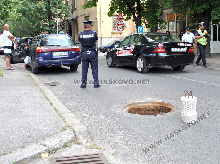 Две коли хлътнаха в улична шахта до съда в Хасково